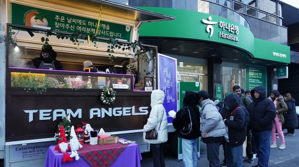 지난 22일 하나은행 평택외국인센터지점에서 그동안 하나은행을 방문해주신 감사의 의미를 담아 커피차 이벤트를 진행하고 있다. ⓒ하나은행